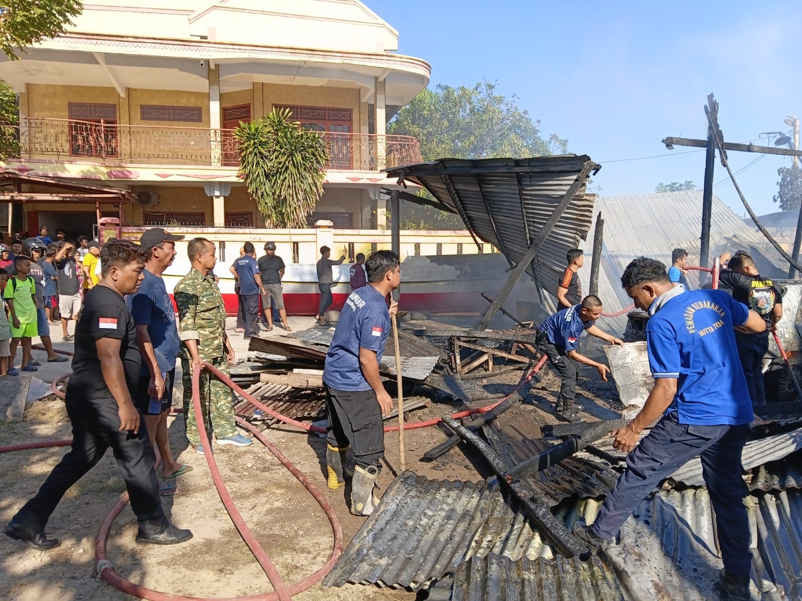Gerak Cepat Padamkan Kobaran Api! Sinergi Aparat dan Warga Cegah Kebakaran Meluas di Kelurahan Lembang.